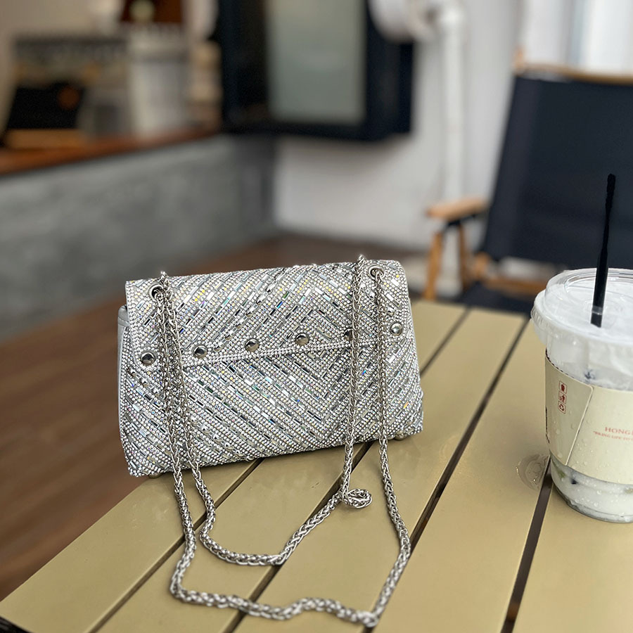 Bolso de mano con tachuelas de - Women Fashion Dress Names reseña y precio