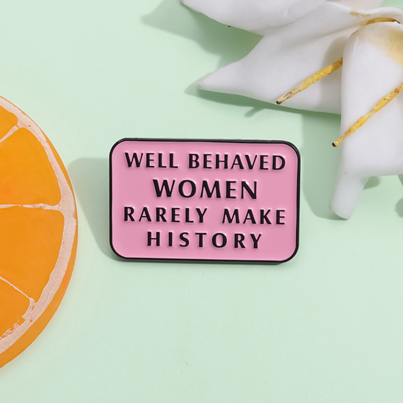 Broche esmaltado con citas fam - Women Fashion History reseña y precio